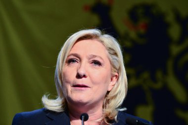 FRANCE, Hnin-Beaumont: Fransa aşırı sağ Ulusal Cephesi (FN) lideri Marine Le Pen, 13 Aralık 2015 tarihinde Fransa 'da yapılan bölgesel seçimlerin ikinci turunda sonuçların açıklanmasının ardından bir konuşma yaptı..