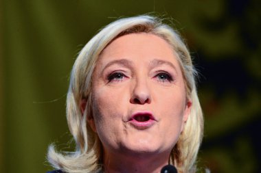 FRANCE, Hnin-Beaumont: Fransa aşırı sağ Ulusal Cephesi (FN) lideri Marine Le Pen, 13 Aralık 2015 tarihinde Fransa 'da yapılan bölgesel seçimlerin ikinci turunda sonuçların açıklanmasının ardından bir konuşma yaptı..