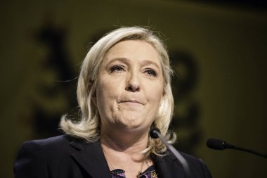 FRANCE, Hnin-Beaumont: Fransa aşırı sağ Ulusal Cephesi (FN) lideri Marine Le Pen, 13 Aralık 2015 tarihinde Fransa 'da yapılan bölgesel seçimlerin ikinci turunda sonuçların açıklanmasının ardından bir konuşma yaptı..