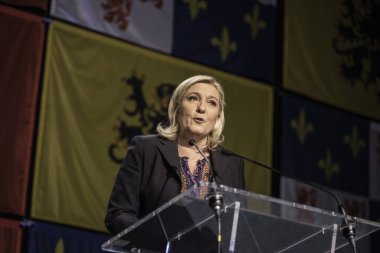 FRANCE, Hnin-Beaumont: Fransa aşırı sağ Ulusal Cephesi (FN) lideri Marine Le Pen, 13 Aralık 2015 tarihinde Fransa 'da yapılan bölgesel seçimlerin ikinci turunda sonuçların açıklanmasının ardından bir konuşma yaptı..