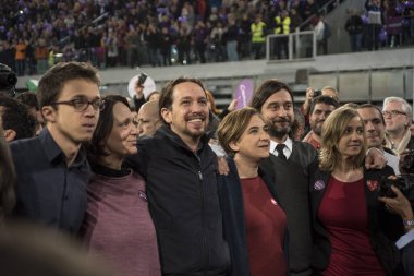 İspanya, Madrid: Barselona belediye başkanı Ada Colau, 13 Aralık 2015 'te Madrid' de düzenlenen Podems mitingine 10.000 'den fazla kişinin katılmasıyla kalabalığa tezahürat yapıyor.. 