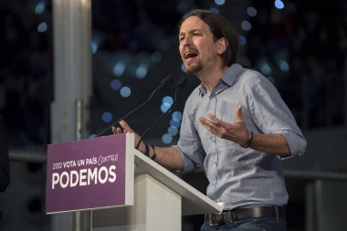 Solcu parti lideri Pablo Iglesias, 13 Aralık 2015 'te Madrid' de düzenlenen Podems mitingine 10.000 'den fazla kişinin katılmasıyla kalabalığa tezahürat ediyor.