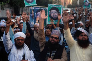 PAKISTAN, Karachi: Mumtaz Qadri mitinginin İslamcı destekçileri, 14 Aralık 2015 'te mahkeme tarafından idam cezasının gözden geçirilmesi talebi reddedildikten sonra,. 