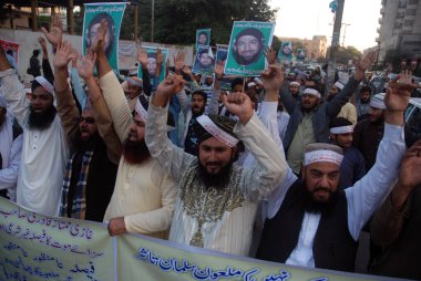 PAKISTAN, Karachi: Mumtaz Qadri mitinginin İslamcı destekçileri, 14 Aralık 2015 'te mahkeme tarafından idam cezasının gözden geçirilmesi talebi reddedildikten sonra,. 