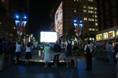 Sydney, 15 Aralık 2015 'te Sidney' deki Martin Place 'de yüzlerce insan ölümcül kuşatmanın birinci yıldönümünü anmak için toplandı. Tören, rehinelerin tutulduğu Lindt Kafe 'nin hemen dışında düzenlendi.