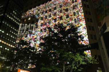 Sydney, 15 Aralık 2015 'te Sidney' deki Martin Place 'de yüzlerce insan ölümcül kuşatmanın birinci yıldönümünü anmak için toplandı. Tören, rehinelerin tutulduğu Lindt Kafe 'nin hemen dışında düzenlendi.