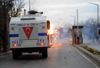 TURKEY, Ankara: Ortadoğu Teknik Üniversitesi 'nde düzenlenen gösteriler sırasında güvenlik aracının etrafında havai fişekler patladı. 17 Aralık 2015' te Ankara 'da öğrenciler polisle çatıştı.