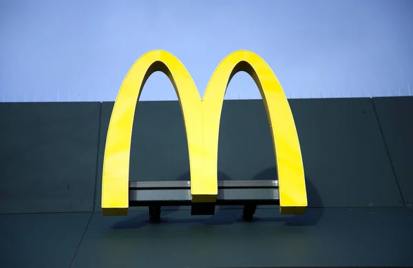 Mcdonald Logo Fast Food Store — Stock Photo, Image