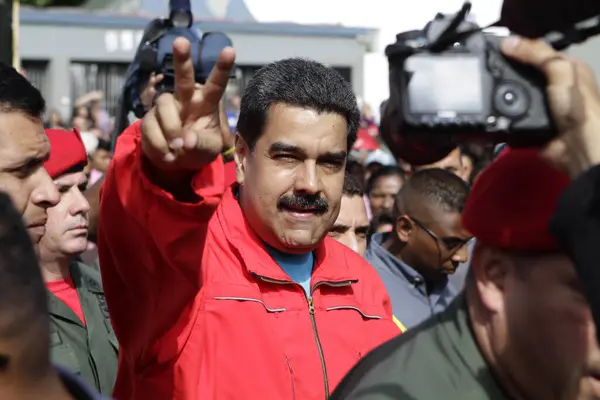 ベネズエラのニコラス マドゥロ大統領 ベネズエラ統一社会党の活動家 スペイン語でPsuv カラカスの本社 2015年12月6日 — ストック写真