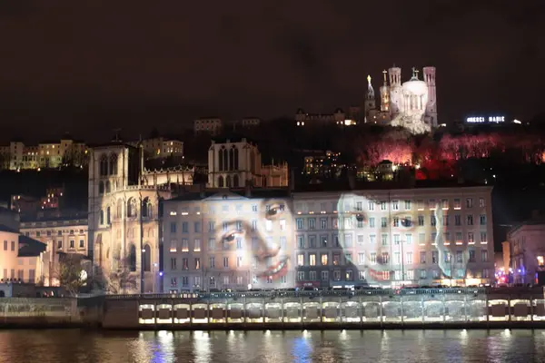 里昂法兰西 在2015年12月8日于里昂举行的第17届光明节期间 丹尼尔 Daniel Knipper 的作品预计将出现在建筑物正面 这是对圣母玛利亚的宗教传统的世俗版本 — 图库照片