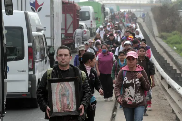 Mexico Mexiko Stad Hundratals Pilgrimer Väg Till Basilikan Guadalupe Mexico — Stockfoto