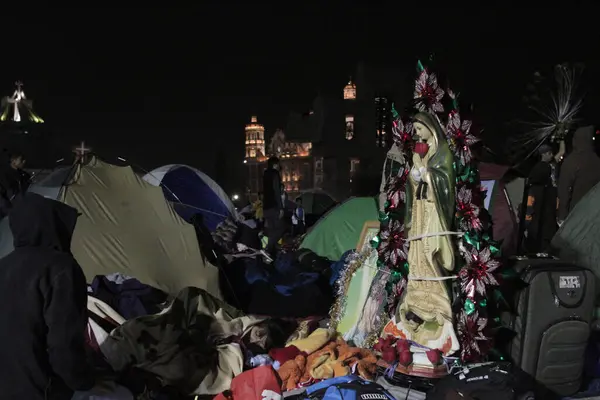 Mexico Meksyk Setki Pielgrzymów Jest Drodze Bazyliki Guadalupe Meksyku Grudnia — Zdjęcie stockowe