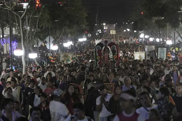 Mexico Mexiko Stad Hundratals Pilgrimer Väg Till Basilikan Guadalupe Mexico — Stockfoto