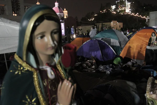 México Ciudad México Cientos Peregrinos Dirigen Basílica Guadalupe Ciudad México — Foto de Stock