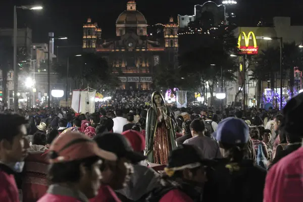 墨西哥城 墨西哥城 2015年12月11日 数百名朝圣者在前往墨西哥城瓜达卢佩大教堂的路上 — 图库照片