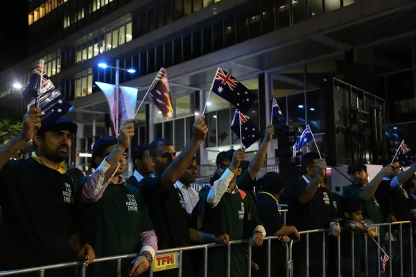 Sydney, 15 Aralık 2015 'te Sidney' deki Martin Place 'de yüzlerce insan ölümcül kuşatmanın birinci yıldönümünü anmak için toplandı. Tören, rehinelerin tutulduğu Lindt Kafe 'nin hemen dışında düzenlendi.