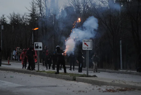 Turquia Ancara Estudantes Atiram Fogos Artifício Para Polícia Choque Durante — Fotografia de Stock