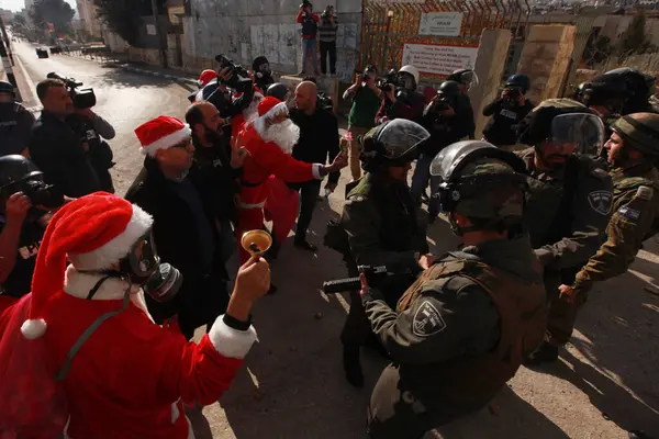 West Bank Bethlehem Palestinian Demonstrators Santa Costumes Wave Palestinian Flag — Stock Photo, Image