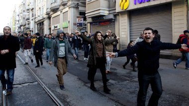 TURKEY, İstanbul: Yüzlerce protestocu, Taksim Meydanı 