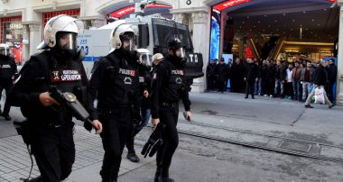 TURKEY, İstanbul: Yüzlerce protestocu, Taksim Meydanı 