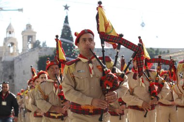 Batı BANK, Beytüllahim: Hristiyan hacılar 24 Aralık 2015 'te Beytüllahim' de İsa 'nın Doğumu Kilisesi' nin önünde noel kutlaması yapıyorlar