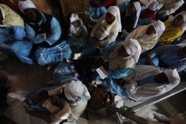 Batı BANK, Beytüllahim: Hristiyan hacılar 24 Aralık 2015 'te Beytüllahim' de İsa 'nın Doğumu Kilisesi' nin önünde noel kutlaması yapıyorlar