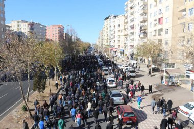 Halk Türk polisini protesto ediyor.