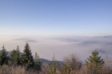 Bulutlu gökyüzü arkaplanlı inanılmaz doğa manzarası