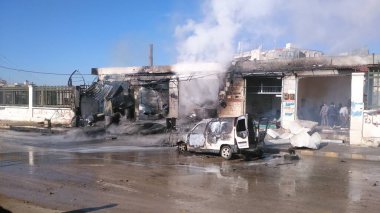 SYRIA, Azaz: Bir Rus savaş uçağının 25 Aralık 2015 tarihinde Suriye 'nin kuzeyinde yer alan Azaz şehrini bombalaması sonrasında meydana gelen hava saldırıları