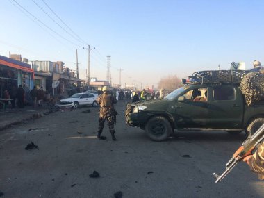 Afganistan, Kabil: 28 Aralık 2015 'te Kabil' de uluslararası havaalanı yakınlarında bir intihar bombalı aracının bulunduğu yerde bekleyenler