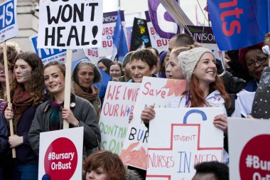 İngiltere, Londra: Şansölye George Osborne 'un bursları öğrenci kredileriyle değiştirme planına tepki olarak, binlerce küçük hemşire ve destekçisi 9 Ocak 2015' te Londra 'da yürüyüş yaptı. 
