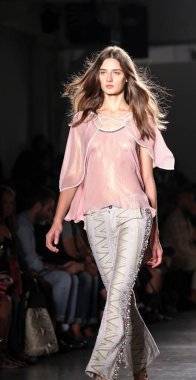 Custo Barcelona Şov, New York Moda Haftası Yaz 2016. Esmer kadın podyumda yeni kıyafet koleksiyonu gösteriyor. 