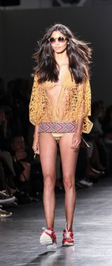 Podyumda yürüyen bir manken. Custo Barcelona Moda Şirketi, New York Moda Haftası Bahar 2016