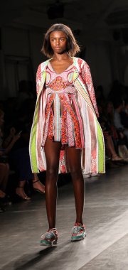 Custo Barcelona Moda Şovu, New York Moda Haftası 'nda Afrikalı Amerikalı manken.  