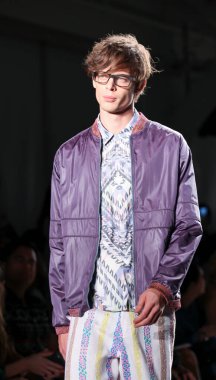 Beyaz tenli yakışıklı model podyumda yürüyor. Custo Barcelona Moda Şovu, New York Moda Haftası Yaz 2016