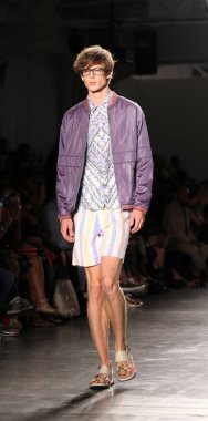 Beyaz tenli yakışıklı model podyumda yürüyor. Custo Barcelona Moda Şovu, New York Moda Haftası Yaz 2016