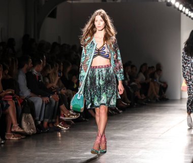 Custo Barcelona Şov, New York Moda Haftası Yaz 2016. Esmer kadın podyumda yeni kıyafet koleksiyonu gösteriyor. 