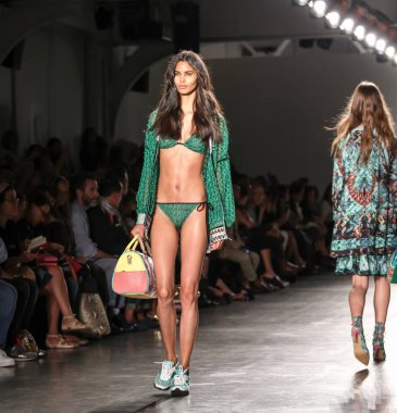 Podyumda yürüyen bir manken. Custo Barcelona Moda Şirketi, New York Moda Haftası Bahar 2016