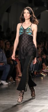 2016 Baharı, Custo Barcelona Moda Şovu ve yürüyen model, New York Moda Haftası  