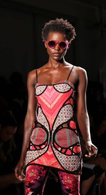 Podyumda yürüyen Afro-Amerikan model. Custo Barcelona Şov, New York Moda Haftası Yaz 2016 Moda Yürüyüşü