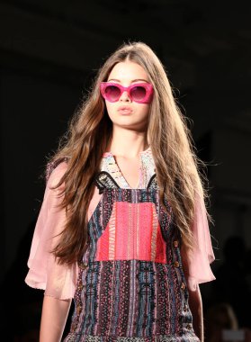 2016 Baharı, Custo Barcelona Moda Şovu ve yürüyen model, New York Moda Haftası  