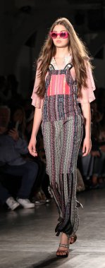 Custo Barcelona Şov 'da manken, New York Moda Haftası. 2016 Baharı 