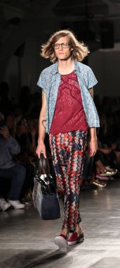 Beyaz tenli yakışıklı model podyumda yürüyor. Custo Barcelona Moda Şovu, New York Moda Haftası Yaz 2016