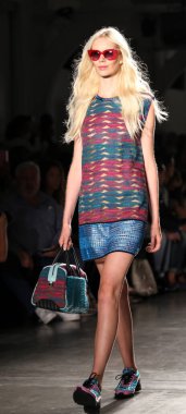 Podyumda yürüyen sarışın manken. Custo Barcelona Şov, New York Moda Haftası, Bahar 2016