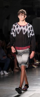 Beyaz tenli yakışıklı model podyumda yürüyor. Custo Barcelona Moda Şovu, New York Moda Haftası Yaz 2016