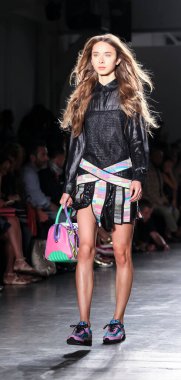 2016 Baharı, Custo Barcelona Moda Şovu ve yürüyen model, New York Moda Haftası  