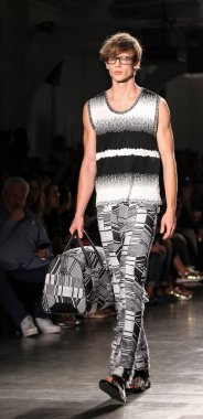 Beyaz tenli yakışıklı model podyumda yürüyor. Custo Barcelona Moda Şovu, New York Moda Haftası Yaz 2016