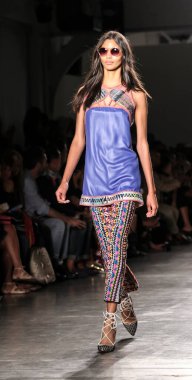 Custo Barcelona Şov 'da manken, New York Moda Haftası. 2016 Baharı 