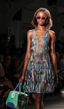 Podyumda yürüyen Afro-Amerikan model. Custo Barcelona Şov, New York Moda Haftası Yaz 2016 Moda Yürüyüşü