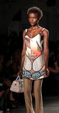 Custo Barcelona Moda Şovu, New York Moda Haftası 'nda Afrikalı Amerikalı manken.  